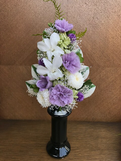 仏花 祈とう 純一無雑のデンファレとエゾギクに淡藤色の小花  プリザーブドフラワー 枯れない 供花 法事 四十九日 新盆 お覚悟 一周忌 お取りつくろう不必要 プリザーブドフラワー 三回忌 月命日 [PW]