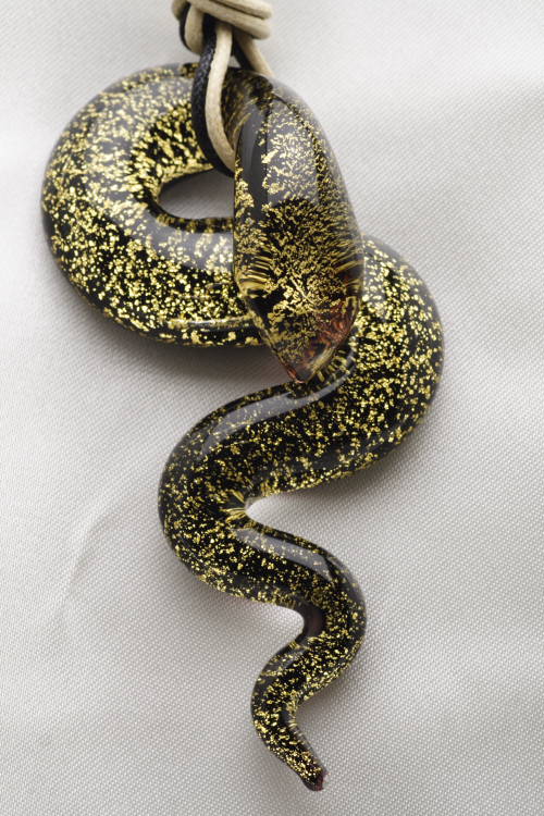 ベネチアングラス 頸飾り 長虫 黒いこと ベネチアングラス  蛇 差し上げ物 差し上げ物 生まれ落ちる日 不死化日 父の日 イタリア製 ムラーノガラス 今めかしい