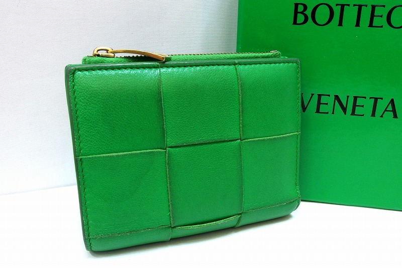 【中古】＜一般受け色＞ BOTTEGA VENETA ボッテガ ヴェネタ  マキシイントレチャート スモールテープ 二つ折りウォレット パラキート kz5024228676