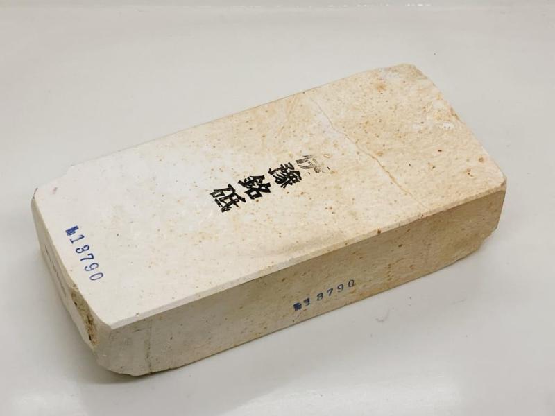 天然砥石伊豫銘砥旧広田村上尾産白梨地共名倉掛け宜しく #90 /1,501g