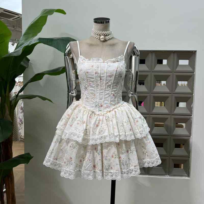 ワンピース レディース 春夏 膝丈 ミニ丈 キャミソールワンピース バックシャン バックオープン 背中開き レース 刺繍 フリル 花柄 フラワー ティアード フレア Aライン 細見え 着痩せ かわいい フェミニン リゾート 旅行|ビジョンストア