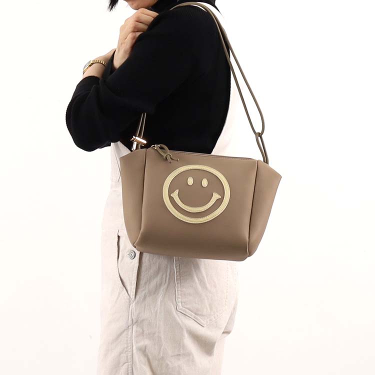楽天市場】【クーコ COOCO】SMILEYダイバー素材ショルダーバッグ