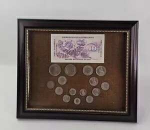 1969 年スイス 10 フランケン、紙幣、15 枚のコインが額装された紙幣。