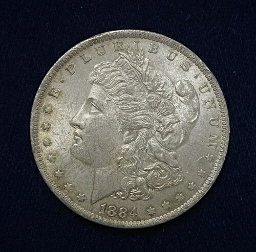**1884-O モーガン銀貨 - 独特の色合い、ほぼ未使用**