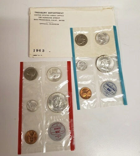 1963 年から 1987 年までの 25 年間の米国未流通コイン造幣局セット。