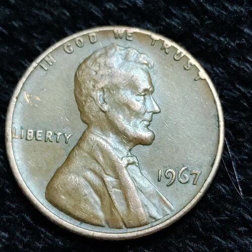 1967年リンカーン ペニー、ミントマークエラーなし、縁に「L」と「WE Trust」。