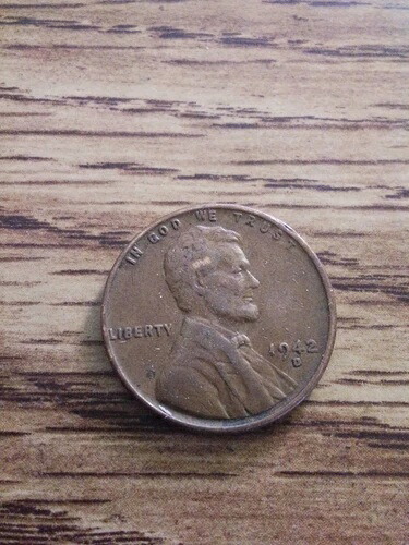 1942 年の d セント硬貨。その日付に歴史があります。第二次世界大戦が始まります!