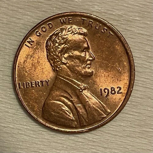 この商品は1982年発行の米国製ペニー硬貨で、多くのエラーがあります。