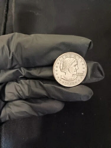 希少な1979年製Dフィルド・スーザン・B・アンソニー・ダラー。「IN GOD WE TRUST」の「TRUST」に誤りあり。