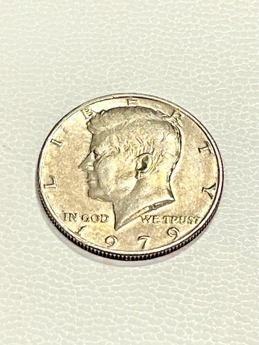 希少な1979年ケネディ50セント硬貨。（硬貨の重量は11.49グラム）