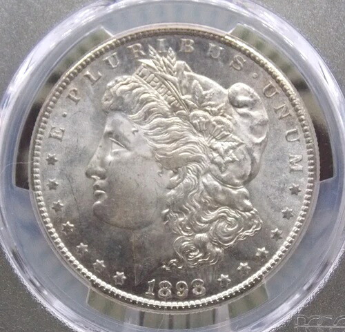 1898 年 \