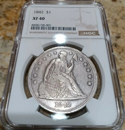 1842年 リバティ・シーテッド・ドル、NGC XF40。特徴的な部分に暗い色調の古い銀貨