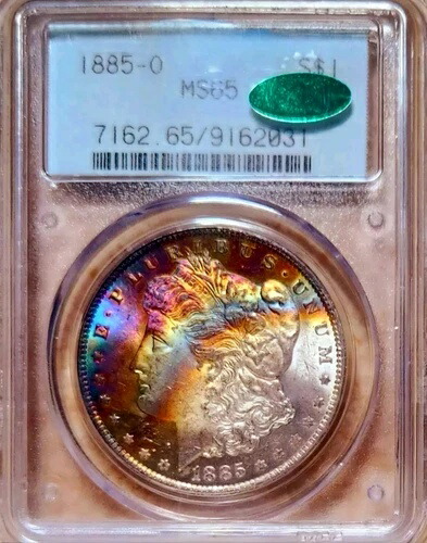 1885 O $1 PCGS MS-65 CAC; おお！レインボー ?? トナー。モンスター級のトーン！