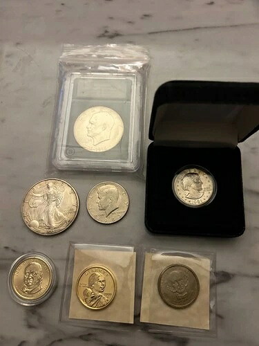 1ドル硬貨と500ドル硬貨のコレクション