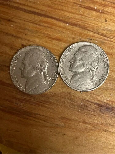 1964 年発行の 5 セント硬貨 2 枚 (欠陥あり) には、それぞれミント マークが付いています。