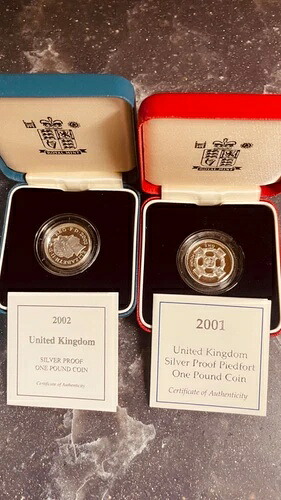 ロイヤルミント英国銀貨プルーフ1ポンド硬貨 2001年および2002年