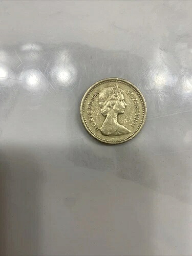 1983年エリザベス2世記念1ポンド硬貨 - 側面に誤りあり