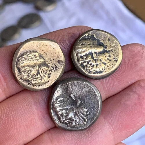 王の肖像が描かれた古代ギリシャの希少なテトラドラクマ硬貨3枚のコレクション