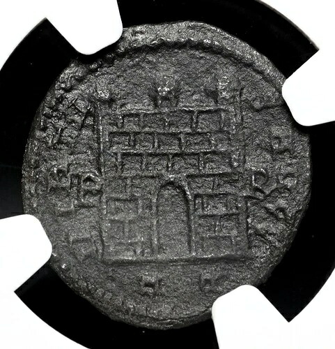 ローマ帝国。コンスタンティヌス 1 世、西暦 307 ～ 337 年。 ? Follis、レアキャンプゲートタイプ、NGC Fine