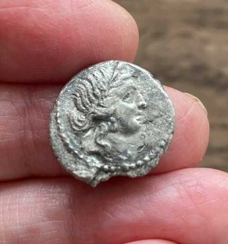 ローマ、ユリウス・カエサル。デナリウス銀貨。生涯発行。鋳造：紀元前47-6年、シチリア島。