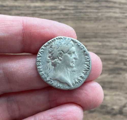 ローマ、トラヤヌス帝(西暦98-117年)。銀製キストフォロス像。希少。