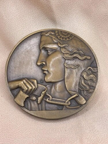 フランスのアールデコブロンズメダル「アンドロメダの鎖を断ち切る」1945年、P.トリノ作