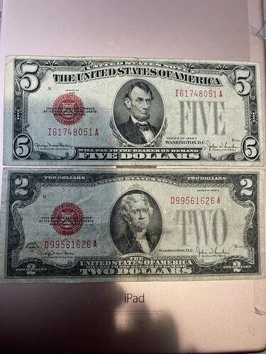 1928年の赤いシールの5ドル紙幣と2ドル紙幣