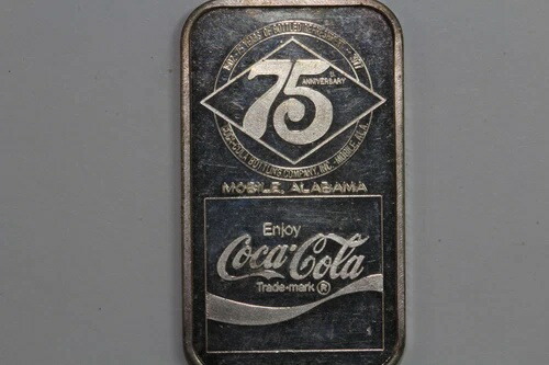 販売されるのは、1977年製コカコーラ モービル (アラバマ州) 1トロイオンス シルバーバー (SN: 002988) です。