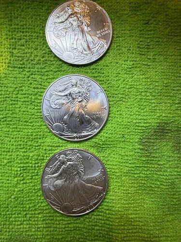 シルバーイーグルス 2 - 2011 & 1 - 2010 - 3枚のコイン合計 UNC - 3 Troy Oz’s