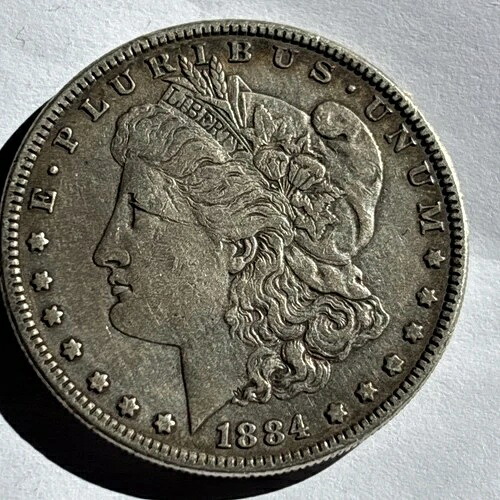 モルガン銀貨（アメリカ）1884年製、多少の光沢があり、グレードは良好