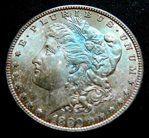 BU.1880-s 1ドル モルガン銀貨自然な色合いの虹。
