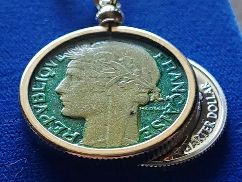 1933年フランス製カラー2フラン硬貨ペンダント（28インチ金張りフォックステールチェーン付き）