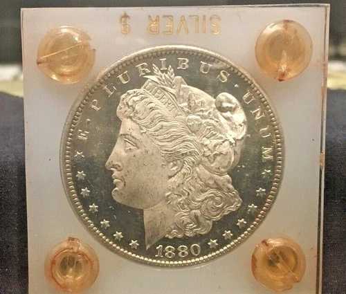 1880年Sモルガン銀貨は素晴らしい宝石のように見える