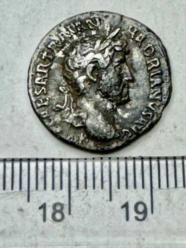 ローマ銀貨デナリウス、ハドリアヌス帝、西暦121-123年、フォーチュン・スタンディング。RIC 567 (F450)