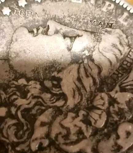 希少な 1881 年モルガン銀貨 ~ 顔の横に JOHN W COLTMAN という名前が刻まれている?