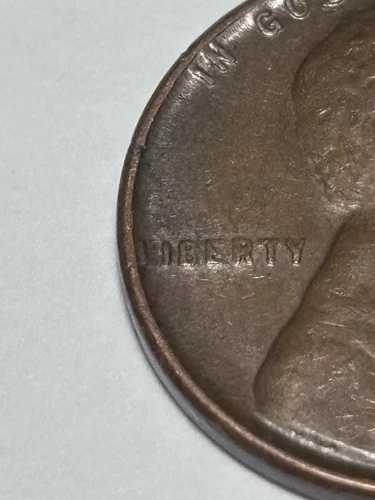 1946年 W ペニー、ミントマークなし、リバティの文字と縁の文字に複数のエラーあり（L）。希少品！