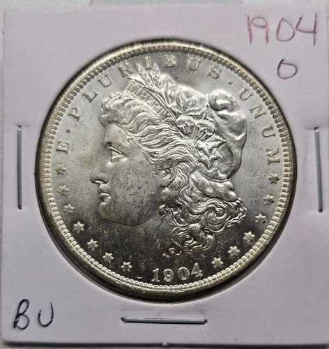 1904-O モルガン銀貨。未使用で、鮮明なディテールを備えた輝きを放つ。