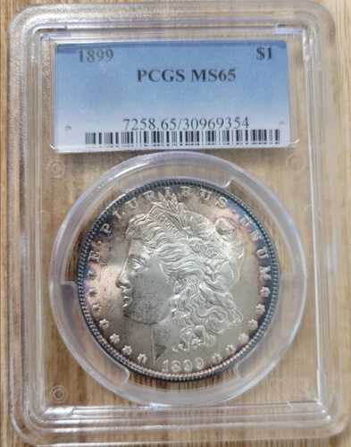 1899年 モルガン銀貨 PCGS MS65 - 虹色のリムトーニング、見事な逸品