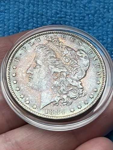 1884-O モルガン銀貨 - 自然なパステル調とゴールドトーン、シーグリーンの縁