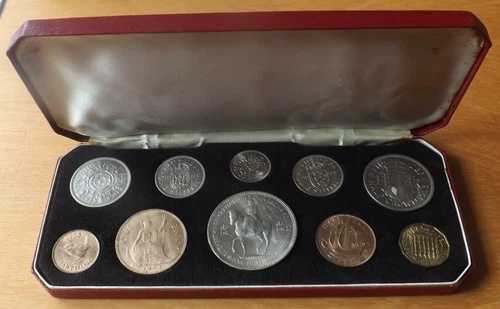 英国 QEII 戴冠式コイン 10 枚フルセット 1953 UNC グレード ケース入り極上コイン。