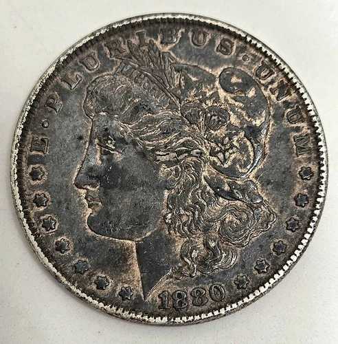 1880 年モルガン シルバー ダラー シルバー コイン。美しい緑青を呈しており、家族の金庫に保管されています。
