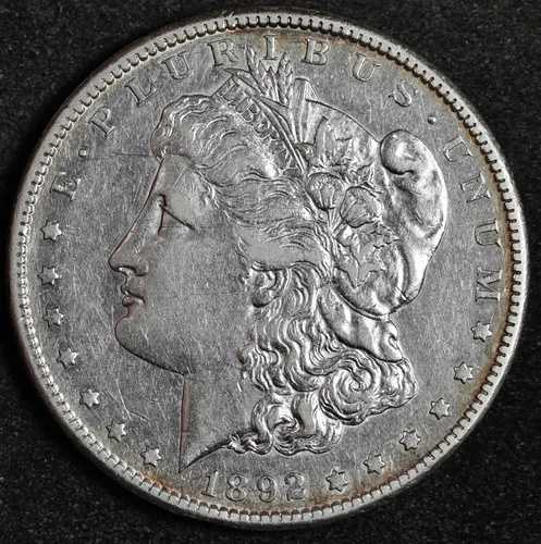 1892年頃のモルガン銀貨。胸羽根付き。AU 186979