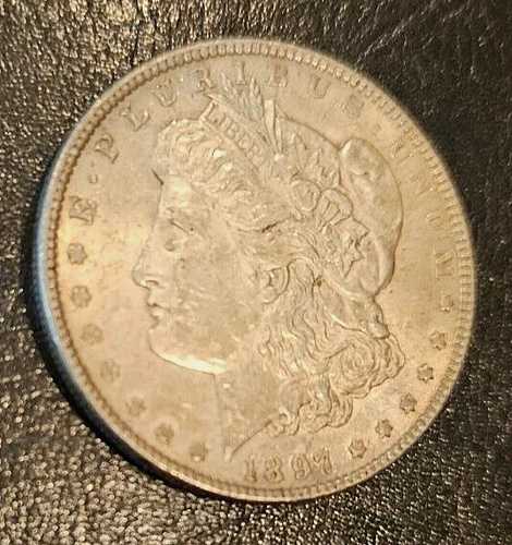 1897 年モルガン銀貨、両面に美しい金色/虹色調、高品質!