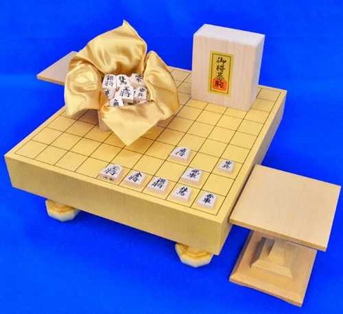 将棋セット - スプルース材の将棋盤、彫刻された駒、ヒバ材の台 - 日本のゲーム｜WORLD RESOURCE【QUEEN店】