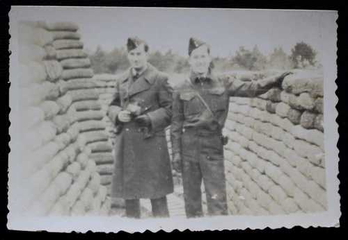 ヴィンテージ写真：塹壕にいるイギリス空軍兵士たち - カメラを持った兵士 - 3.5 x 2.25インチ｜WORLD RESOURCE【QUEEN店】