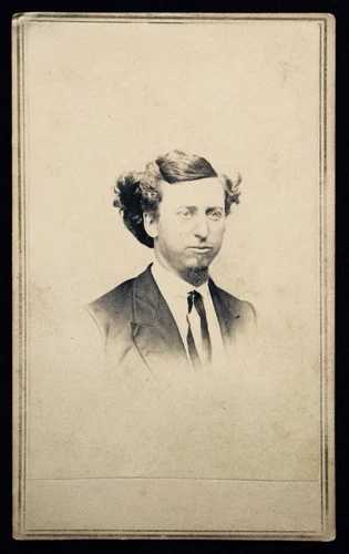 ヴィンテージ CDV カルト・ド・ヴィジット ヴィクトリア朝時代の肖像写真 - 派手な髪型の若い男性|WORLD RESOURCE【QUEEN店】