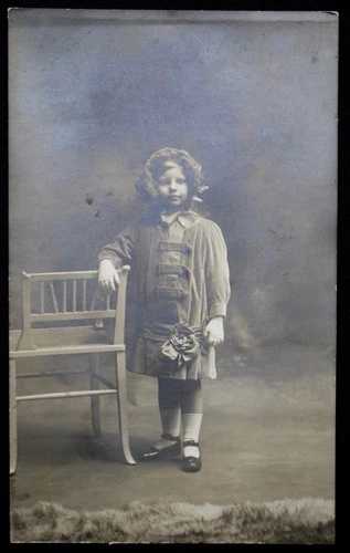 RPPC ヴィンテージ ドレスとボンネットを身に着け、椅子に肘掛けをつけた可愛い少女|WORLD RESOURCE【QUEEN店】