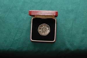 1973年 英国ロイヤル造幣局 50 ペンスリングオブハンズ プルーフ コイン 箱入り-｜WORLD RESOURCE【QUEEN店】