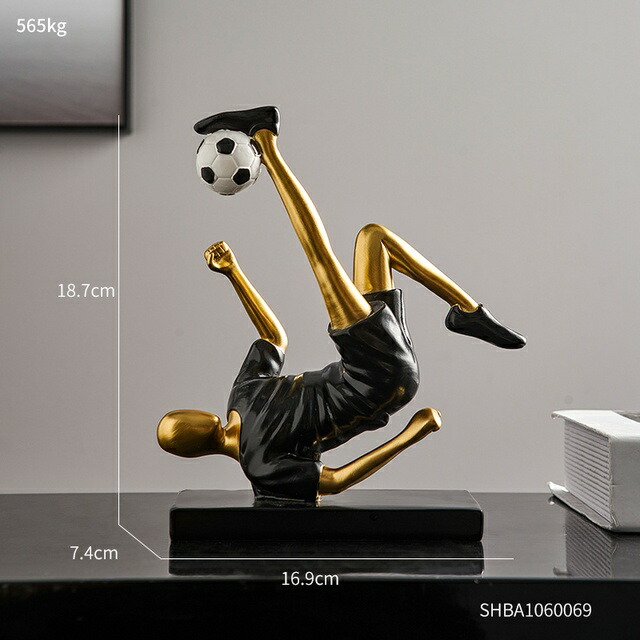 オブジェ サッカー選手フィギュアレジンスタチューホームデコレーションアクセサリーリビングルームデコレーションスポーツフィギュアクリスマスデコレーションギフト Football Player Figure Resin Statue Home Decoration Accessories Living Room 保存版