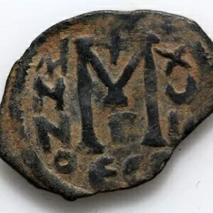 アラブの疑似ビザンチン硬貨 - AE ファルス - 西暦 600 ～ 700 年頃 - 向かい合って立っている 3 人の人物